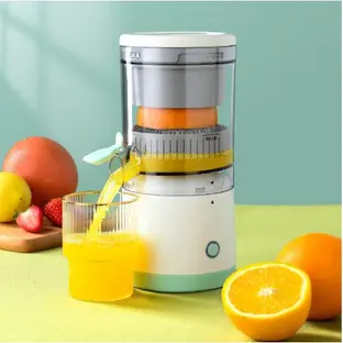 Exprimidor portátil blanco y verde agua con naranjas y un vaso de zumo de naranja