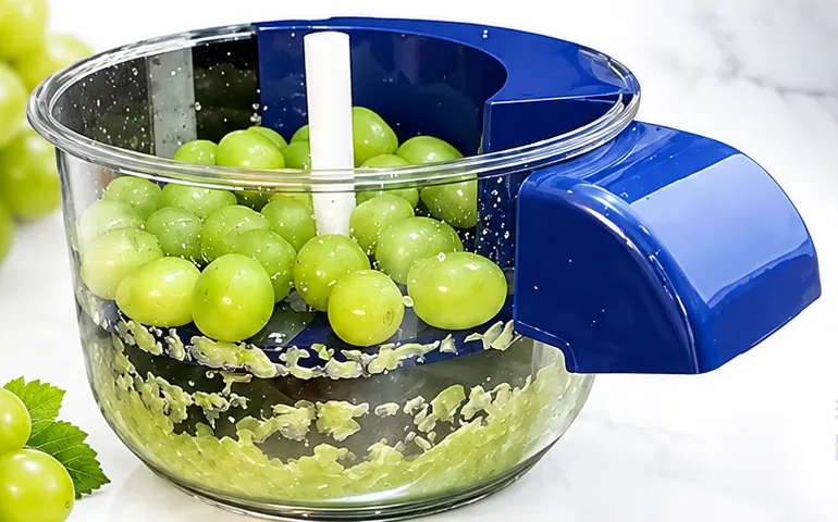 Recipiente transparente de PeelPro con uvas