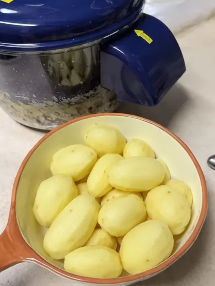 Foto del cliente: cuenco con patatas ya peladas junto al PeelPro azul
