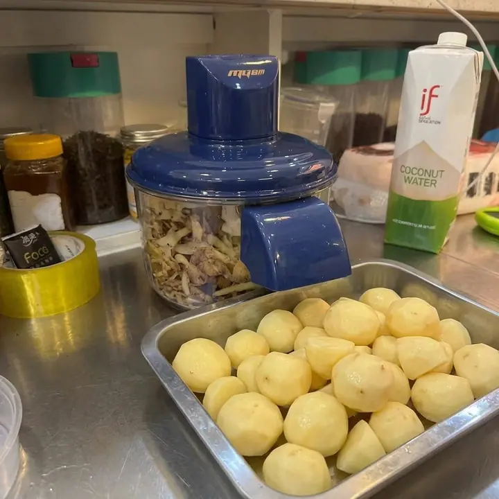 PeelPro sobre la encimera de una cocina, con patatas ya peladas en una bandeja (imagen ilustrativa)